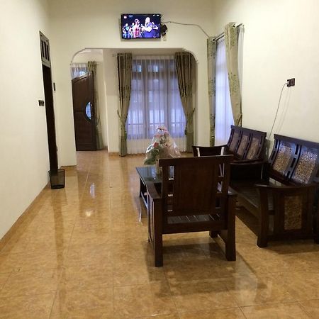 Shakila Guest House Malang Exterior foto