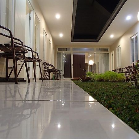 Shakila Guest House Malang Exterior foto