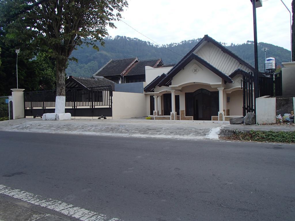 Shakila Guest House Malang Exterior foto
